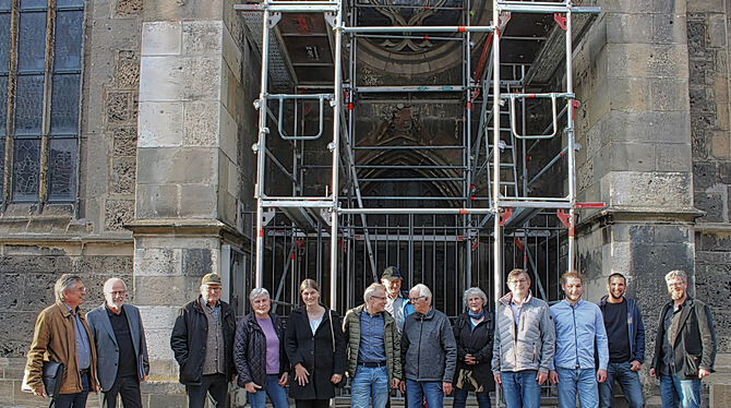 Vorsitzender Wilhelm Keller (links) und Architekt Gerhard Keppler (rechts daneben) informierten den Verein über den Sachstand. A