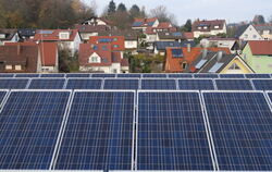 Nicht nur auf dem Dach der Gemeinschaftsschule Pliezhausen (vorne) stehen Solarpaneelen, die Strom erzeugen. Auch auf einigen Pr