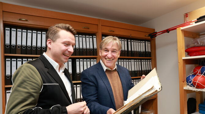 Der Sportkreisvorsitzende Manuel Hailfinger (links) und sein Vorgänger Karl-Heinz Walter haben viel Spaß beim Schmökern im Archi