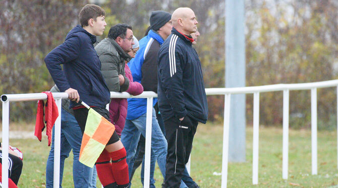 wfv / Fussball / Maenner / Kreisliga A1 Alb / Saison 2021/22 Trainer der TuS Honau: Volker Schmidt. Hier noch als Kommandogeber des TSV Pfronstetten im November 2021.