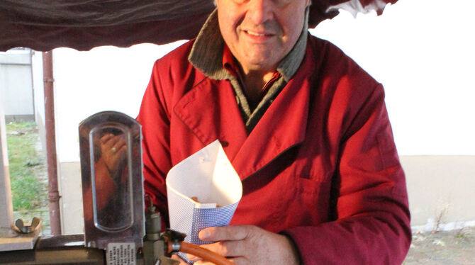 Magenbrot, gebrannte Mandeln, Süßigkeiten: Gerhard Slodnik kommt seit Jahrzehnten zum Krämermarkt in Genkingen.  ARCHIV-FOTO: FI