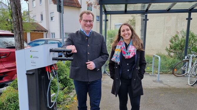 Fahrradservicestation Engstingen Mario Storz, Bürgermeister der Gemeinde Engstingen und Jessica Baisch-Nipatsiripol, Projektleiterin aus dem Landratsamt Reutling
