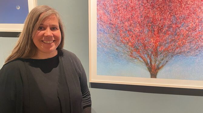 Sandra Bartocha vor ihrer Fotografie »Tree Visions«