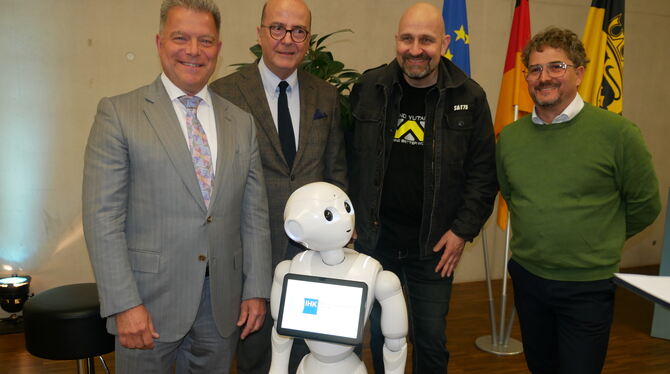 IHK Podium Bei der Abschlussdiskussion zum Tag der offenen Tür unterhielten sich IHK-Präsident Christian Erbe, Schlossherr Max-Richard Frei