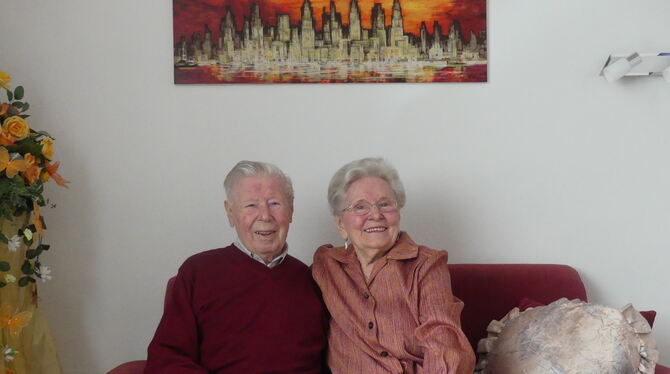 Olga und Herbert Kleinert aus Hülben sind auch nach 70 Jahren Ehe noch verliebt wie am ersten Tag.