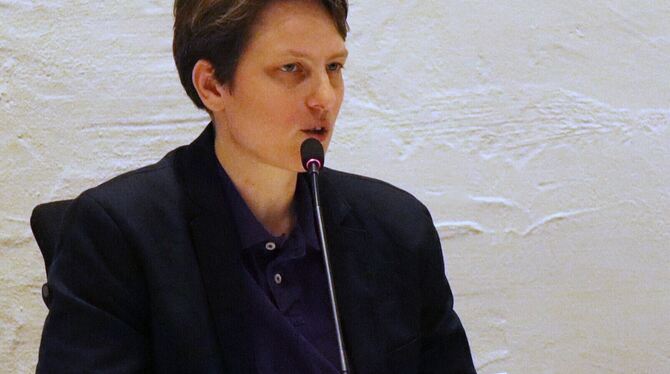 Die Lyrikerin Anna Hetzer bei ihrer Antrittslesung als neue Stadtschreiberin der Stadt Tübingen am 17. April 2024 im Tübinger Ra