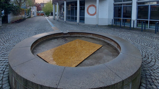 Der Wannweiler Rathausbrunnen ist derzeit abgebaut, die ganze Anlage wird repariert. FOTO: FINK