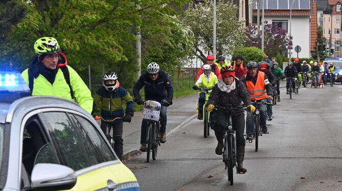 Überschaubare Critical Mass-Fahrrad-Demonstrationsfahrt durch Mössingen.  FOTO: MEYER