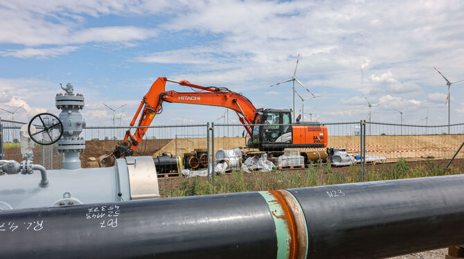 Damit Wasserstoff in der klimaneutralen Zukunft eine tragende Rolle spielen kann, muss er überallhin gelangen.  FOTO: WOITAS/DP