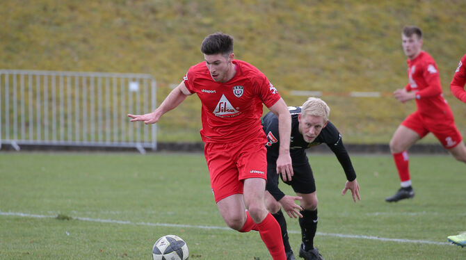 Vergibt in der Anfangsphase mehrere gute Chancen für den SSV Reutlingen: Tobias Dierberger (rotes Trikot).