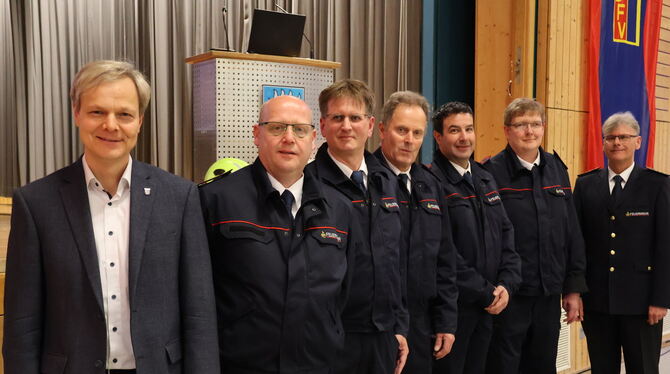 Die Ehrungen für langjährige Dienste sind ein Höhepunkt der Hauptversammlung. Von links: Bürgermeister Peter Nußbaum, Kommandant