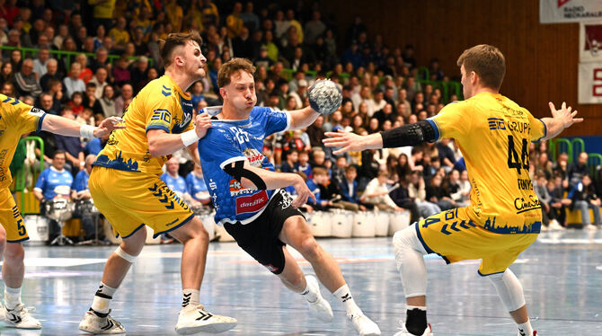 Der überragende Pfullinger Lukas Fischer (mit Ball) wird von den Konstanzern Jo Knipp (links) und Sven Iberl attackiert.