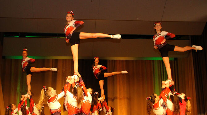 Sportktei Jubiläum Dancing Shoes Die TSC Dancing Shoes ließen das Auditorium nur so staunen, als sie hallenhohe Menschen-Pyramiden bauten, dabei ein strahlendes