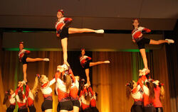 Die TSC Dancing Shoes ließen das Auditorium nur so staunen, als sie hallenhohe Menschen-Pyramiden bauten, dabei ein strahlendes