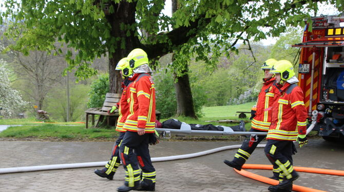 Ein vermisster Gast ist gefunden, seine Suche war ein Aspekt der Feuerwehrübung auf dem Hofgut Uhenfels.