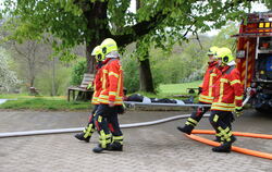Ein vermisster Gast ist gefunden, seine Suche war ein Aspekt der Feuerwehrübung auf dem Hofgut Uhenfels. 