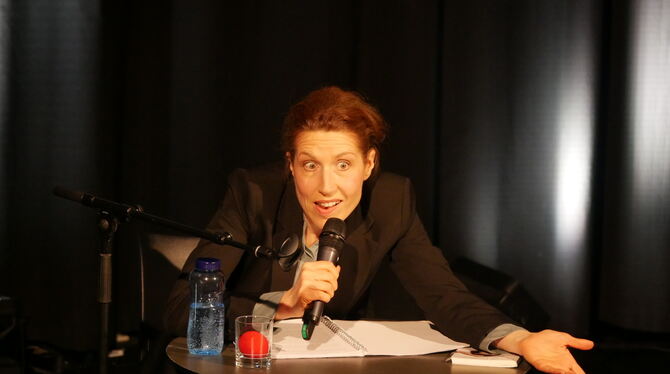 Christine Prayon lässt sich nicht über den Tisch ziehen.