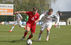 In der Anfangsphase ein Aktivposten beim SSV Reutlingen: Ole Deininger (rotes Trikot), hier im Zweikampf mit Matthias Stüber.
