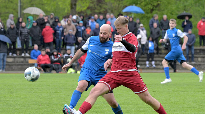 Samuele Cutruneo (links) vom TSV Riederich im Zweikampf mit dem Mittelstädter Laurin Walker.