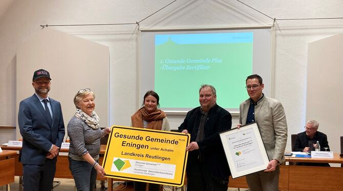 Zertifikat, Gesunde Gemeinde Plus Von links: Volker Feyerabend und Barbara Dürr vom Arbeitskreis Gesunde Gemeinde, Leila Kost und Frank Havlicek vom Kreisgesundhe