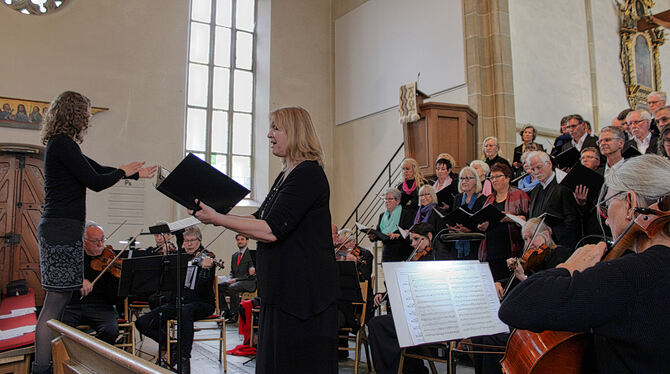 Susan Eitrich, Martinskantorei und Martinskollegium musizierten im Chorraum, das Bläserensemble von der Empore aus.