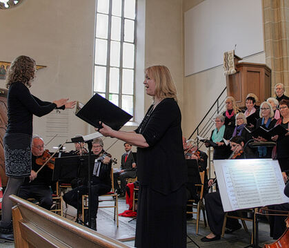 Susan Eitrich, Martinskantorei und Martinskollegium musizierten im Chorraum, das Bläserensemble von der Empore aus.