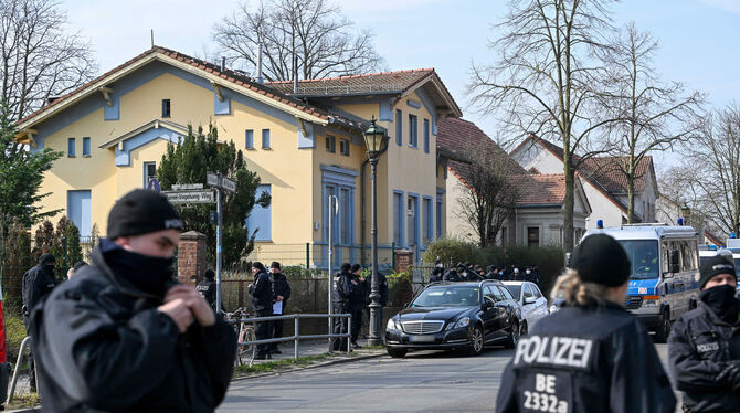 Polizisten stehen in Berlin Neukölln vor der Villa des Remmo-Clans.  FOTO: KALAENE/DPA