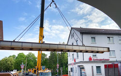 Koloss am Haken: Wegen des Transports der Stahlelemente fürs Brückenprovisorium musste die Kreuzung Hoffmann- und Steinachstraße