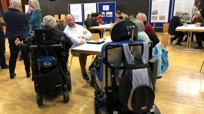 Sebastian Geiger (Mitte, im weißen Hemd) und andere Vertreter der Stadt Reutlingen und der Stadtentwickler im Gespräch mit Bewoh