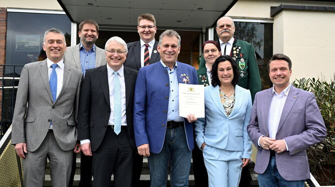 Matthias Walz inmitten der zahlreichen Gratulanten: Initiator und Schatzmeister Uwe Glazle, Erster Bürgermeister Robert Hahn, Eh