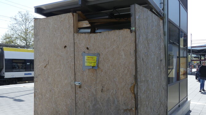 Aufzüge Metzingen Bahnhof Abgeschlossen und verriegelt. Die Aufzüge am Bahnhof sind noch nicht betriebsfähig. Im Sommer sollen sie nach langer Bau- und Ru