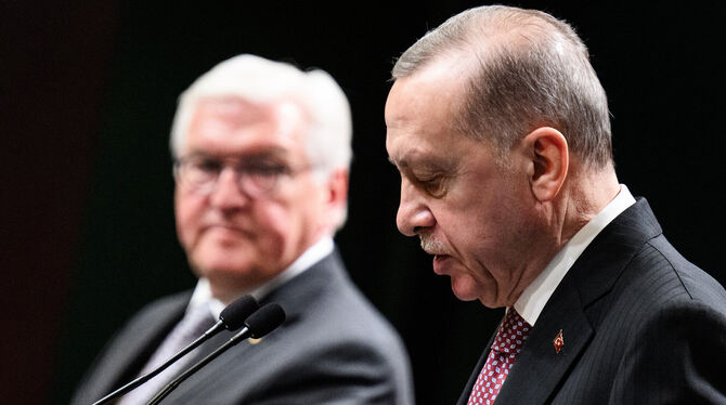 Bundespräsident Frank-Walter Steinmeier und  der türkische Präsident Recep Tayyip Erdogan äußern sich bei einer Pressekonferenz