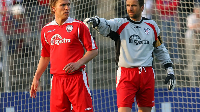 Streifen sich beim Legendenspiel das SSV-Trikot über: Christian Haas (links) und Keeper Marco Langner.