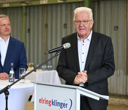 Ministerpräsident Winfried Kretschmann (rechts) und Thomas Jessulat, Vorstandsvorsitzender der Elring Klinger AG.