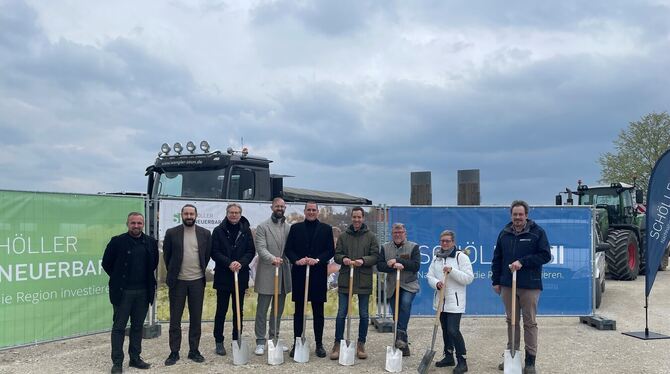 Spatenstich für den Solarpark Buttenhausen mit allen Projektbeteiligten. FOTO: OGRZWALLA Spatenstich für den Solarpark Buttenhausen mit allen Projektbeteiligten. FOTO: OGRZWALLA