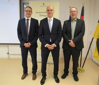 Sie stellten die Bilanz der Tübinger Staatsanwaltschaft für 2023 vor (von links): Nicolaus Wegele (Pressesprecher), Matthias Gru