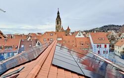Die neue Photovoltaikanlage auf dem Dach des Matthäus-Alber-Hauses mit Blick auf die Marienkirche.   FOTO: BERTRAM/EVANGELISCHE 
