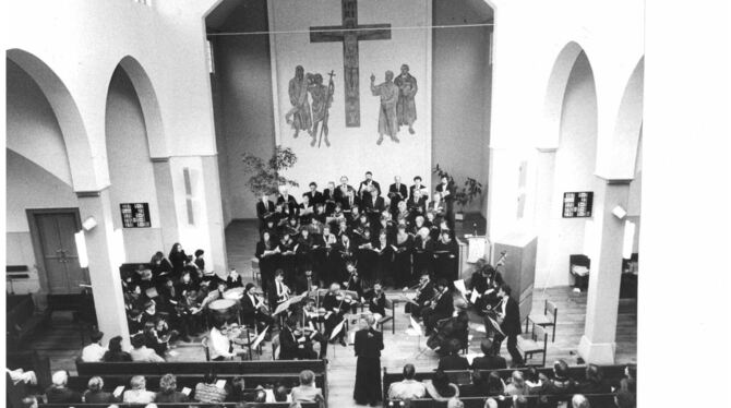 Jugend- und Kirchenchor sowie Orchester musizieren beim Jubiläumskonzert zum 100-jährigen Bestehen der Leonhardskirche im April