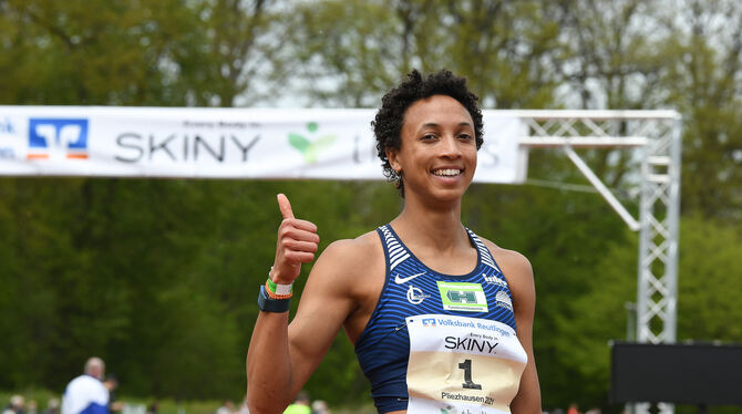Daumen hoch für das Läufermeeting in Pliezhausen von Malaika Mihambo und anderen Top-Leichtathleten.
