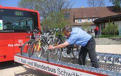 Der Rad-Wanderbus bringt Ausflügler zu den Zielen im Lautertal.  FOTO: PR