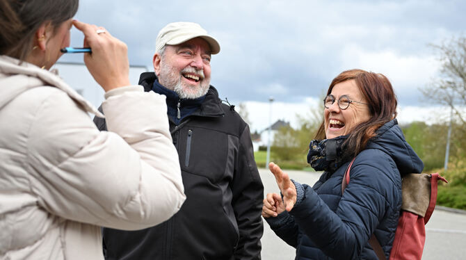 Um das GEA-Mobil herum wurde stundenlang lebhaft, aber gut gelaunt, diskutiert.  FOTOS: PIETH