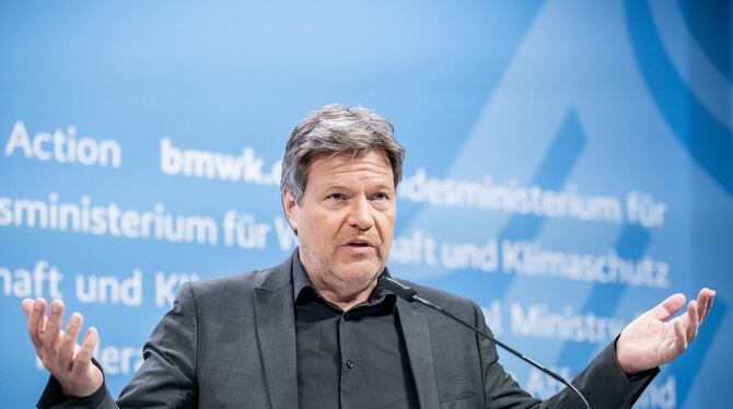 Musste sich gestern in Sachen Atomausstieg erklären: Wirtschaftsminister Robert Habeck (Grüne).  FOTO: KAPPELER/DPA