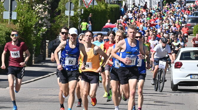 Der Mössinger Stadthauptlauf über zehn Kilometer angeführt vom späteren Sieger Christian vom Hagen (Startnummer 281) und dem Zwe