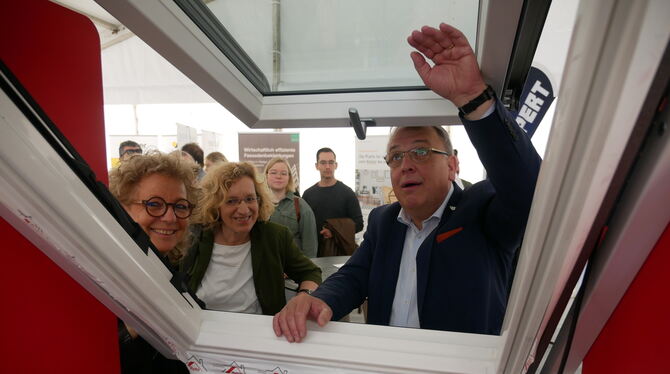 Sie zeigten sich bei der Handwerks- und Energiemesse stark beeindruckt von diesen Heizungsfenstern, (von links) Grünen-Bundestag
