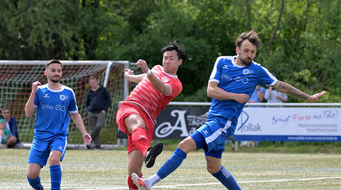 Andy Huynh (rotes Trikot) von der SG Reutlingen im Zweikampf mit Marko Blazevic von der SGM Dettingen/Glems. Links: Ali Alper Ko