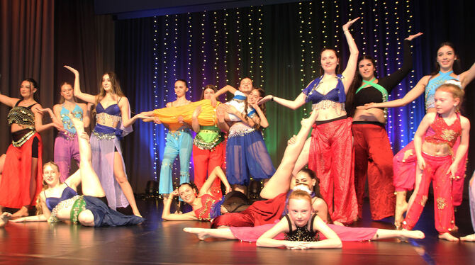 Rund 400 Beteiligte quer durch die Altersklassen begeisterten das Publikum in den Pfullinger Hallen mit der Show »Magic Moments« Rund 400 Beteiligte quer durch die Altersklassen begeisterten das Publikum in den Pfullinger Hallen mit der Show »Magic Moments«