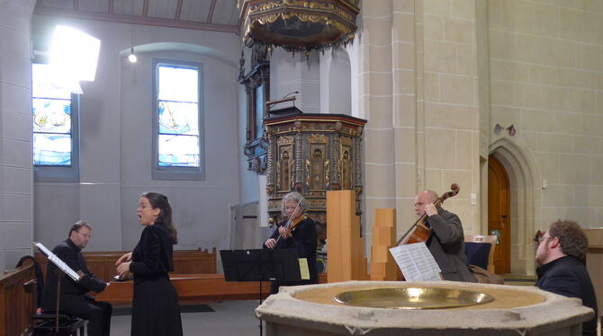 Aufführung mit Barockinstrumenten: Das Kirchenmusik-Ensemble und Sängerin Jana Czekanowsk in der Martinskirche Münsingen. FOTO: