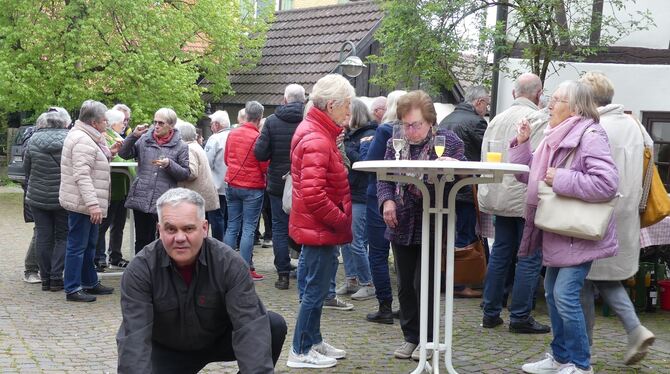 An einem Mahlstein führt der stellvertrende Bürgermeister Alexander Zimmermann vor, wie Getreide in früherer Zeit zu Mehl verarb