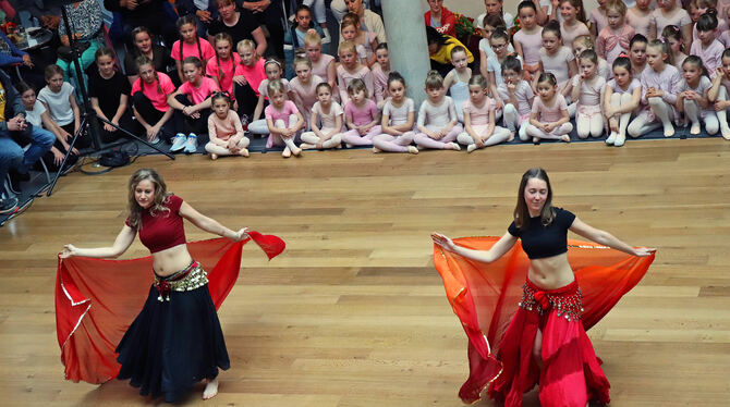 Tanz Bei den Frühlingstänzen in der Albklinik wurde neben Ballett, Hip-Hop und Breakdance auch ein orientalischer Bauchtanz geboten.