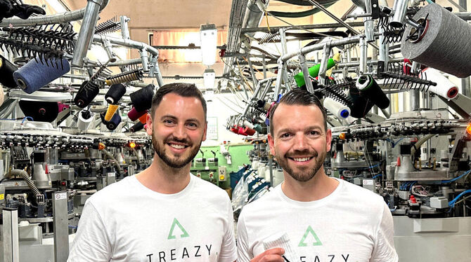 Treazy-Gründer Denis Petitjean (links) und David Nau besuchen Socken-Manufaktur in Portugal.